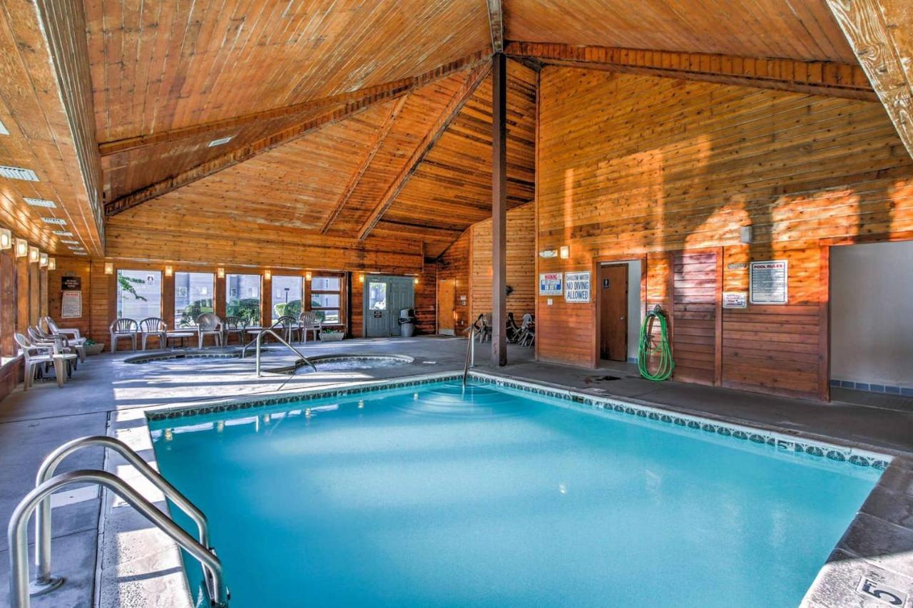 Sky High Views!!-Peak Mountaintop-Outdoor Pool-Close To Downtown-Private Balcony-Wifi-Cable 개틀린버그 외부 사진