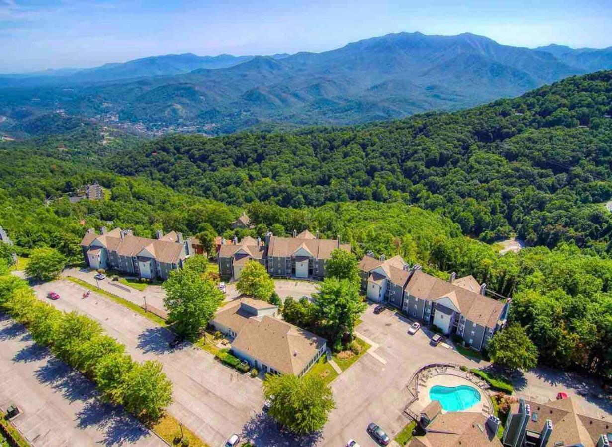 Sky High Views!!-Peak Mountaintop-Outdoor Pool-Close To Downtown-Private Balcony-Wifi-Cable 개틀린버그 외부 사진