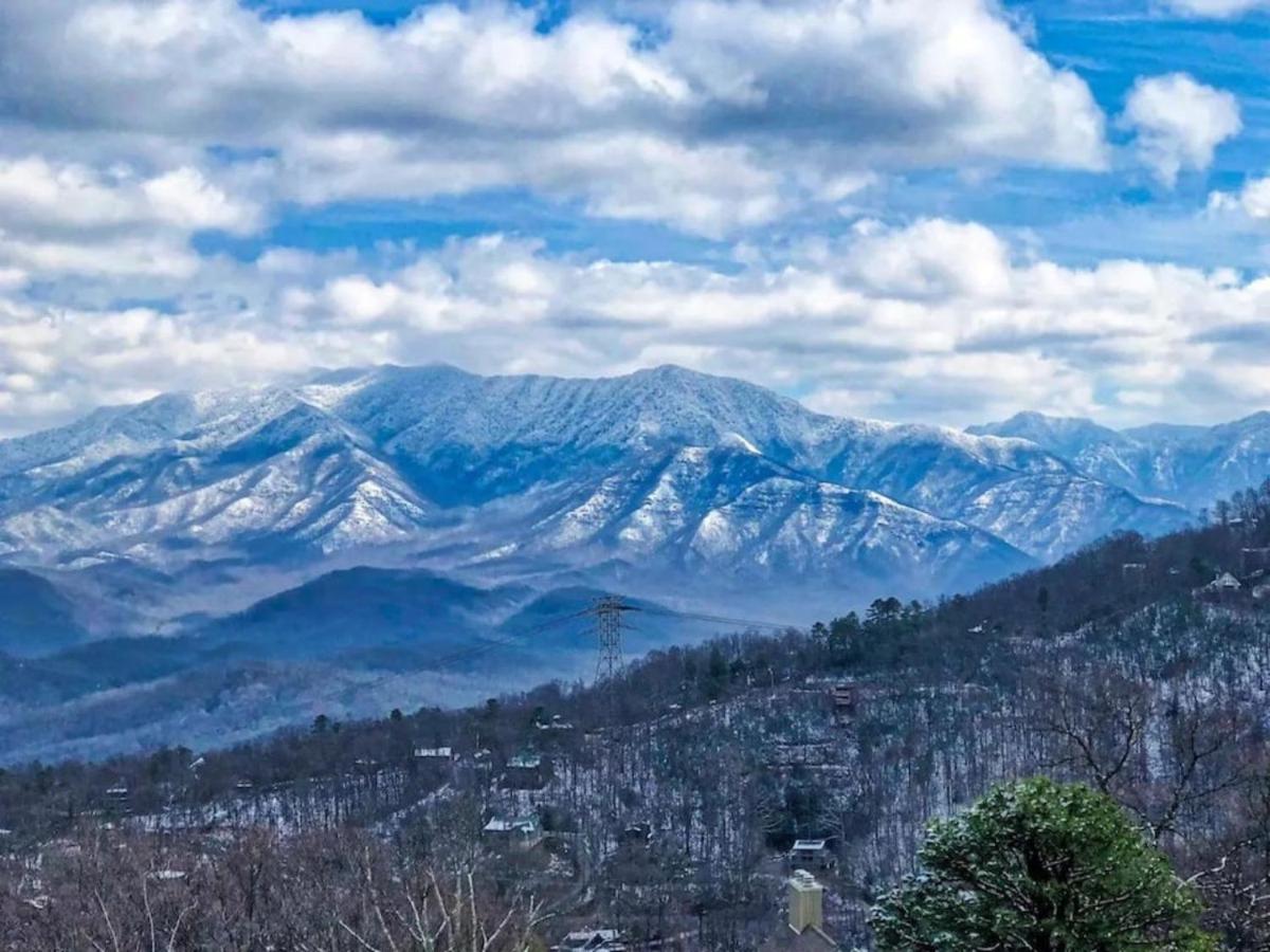 Sky High Views!!-Peak Mountaintop-Outdoor Pool-Close To Downtown-Private Balcony-Wifi-Cable 개틀린버그 외부 사진