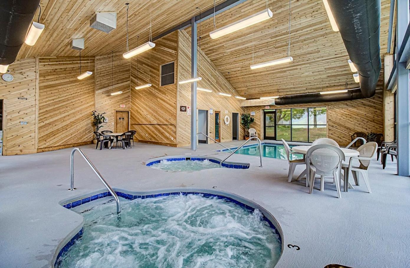 Sky High Views!!-Peak Mountaintop-Outdoor Pool-Close To Downtown-Private Balcony-Wifi-Cable 개틀린버그 외부 사진